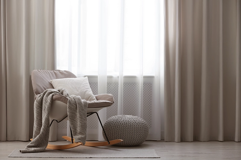 Fotografie a unui interior modern cu perdele și decor confortabil.
